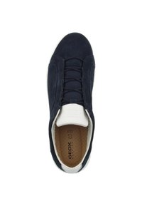 Chaussure en suède marine avec talon en cuir blanc, bout rond et fermeture à lacets noire. Semelle intérieure perforée pour une meilleure respirabilité. Marque Geox visible.