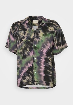 Kortermet skjorte med knapper i svart, grønn og rosa tie-dye mønster. Har en avslappet passform og klassisk krage. Lett materiale.