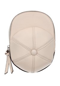 Sac à main en cuir beige clair avec une forme arrondie, des surpiqûres accentuées en motif géométrique, et une fermeture éclair ornée d'un petit pompon.