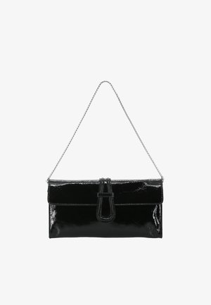 Schwarze Clutch aus Lackleder mit Klappenverschluss und dekorativem Riemen, hängt an einem dünnen silbernen Kettenhenkel.