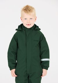 Groene waterdichte kinderjas met een hoge kraag, elastische manchetten, een capuchon en een reflecterende strook op de mouw. Lichtgewicht materiaal.