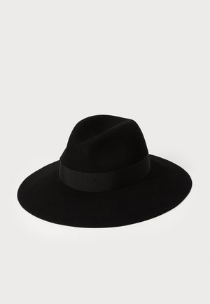 Svart filt fedora med bred skygge og et matchende svart bånd rundt bunnen. Glatt tekstur med en strukturert krone.