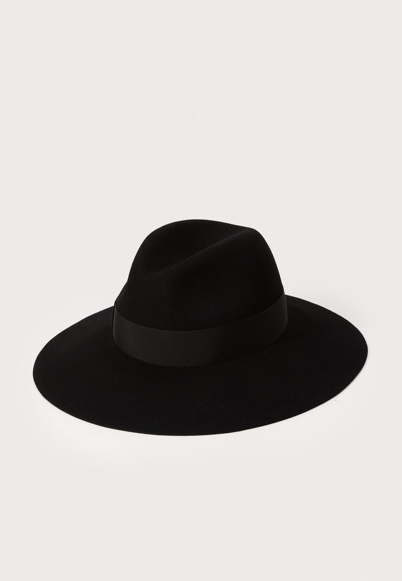 Sombrero fedora de fieltro negro con un ala ancha y una banda de cinta negra a juego alrededor de la base. Textura suave con una corona estructurada.