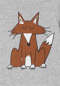 Hnědý kreslený design lišky na šedém textilním pozadí, s uzavřenýma očima, bílým břichem a bílou špičkou ocasu, s černými obrysy.