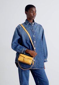 COACH TABBY SHOULDER BAG 20 - Kabelka - mustard yellow