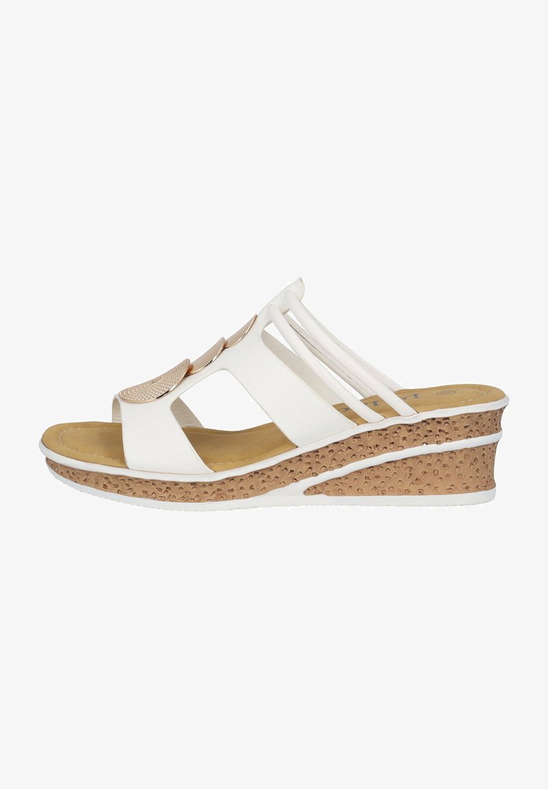 Sandali bianchi con tacco a cuneo e suola con texture simile al sughero, punta aperta e decorazioni metalliche. Le cinghie presentano un design incrociato per supporto.