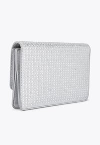 Portafoglio argento con una texture a trama intrecciata e bordi lisci, caratterizzato da un design pieghevole e una forma compatta.