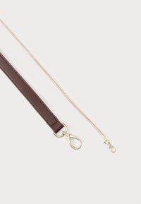 Brązowy skórzany pasek z metalowym zapięciem w kolorze złota, o gładkiej fakturze i smukłym wzornictwie, zawiera łańcuszek z mniejszym zapięciem.