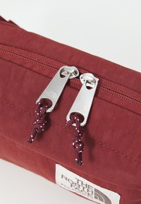 The North Face BERKELEY LUMBAR UNISEX - Gürteltasche - sumac/alpine plum
