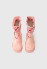 Bottes en caoutchouc imperméables rose avec un revers flexible, dotées d'illustrations d'animaux et d'un cordon de serrage pour l'ajustement. Texture lisse, design durable.