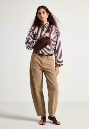 BARREL  WITH ANKLE LENGTH  - Jeans Tapered Fit - brown