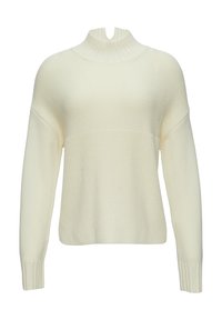 Sweter w kolorze kremowym z wysokim kołnierzem, prążkowaną fakturą, opuszczonymi ramionami i długimi rękawami. Materiał wydaje się miękki i lekki.