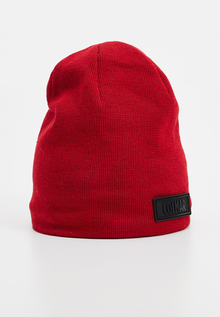 Czerwony, dziany czapka beanie z czarną, prostokątną metką marki "Colmar" na dolnej krawędzi.