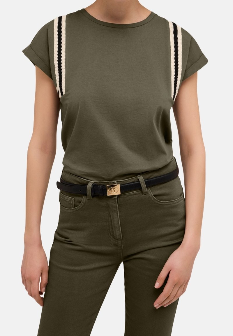 Khaaki bavlněné tričko s černými a krémovými pruhy na ramenou. V kombinaci s khaki džíny a černým páskem se zlatou sponou.