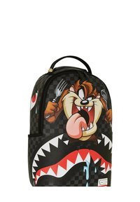 Zaino nero con un personaggio dei cartoni animati che impugna una forchetta e un cucchiaio. Il design include un motivo a scacchi e dettagli a forma di denti affilati.