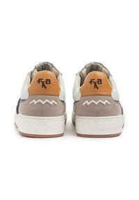 Sneakers con un mix di materiali bianchi, marroni e blu navy. Presentano scamosciato e pelle con accenti a zigzag sul tallone e logo in rilievo.