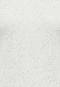 Witte gebreide stof met een delicaat diamanten en bloemmotief kantpatroon, met zichtbare structuur en kleine gelijkmatig verspreide gaatjes.