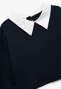 Granatowy krótkie bluza z białym kołnierzykiem, teksturowany materiał i zamek z tyłu. Charakteryzuje się prążkowanym dołem i detalami mankietów.