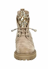 Bota de ante beige con una abertura decorativa adornada con gemas, diseño de cordones y suela de goma con un patrón de relieve para mayor agarre.