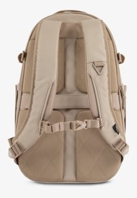 Beige hátizsák párnázott hálós vállpántokkal, állítható hook-and-loop mellkaspánttal és gyémántmintás díszítésekkel. Cipzáras zsebek találhatók rajta.