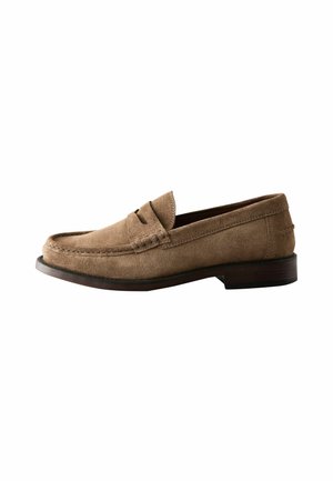 Mocasin din suede maro cu vârf rotunjit, detalii cusute și talpă plată din lemn. Designul are o textură netedă și o siluetă clasică.