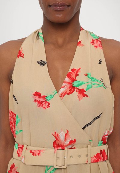 Rochie bej îmbrăcată, cu modele florale roșii, accente verzi și artă liniară neagră. Include o curea pentru talie cu cataramă rectangulară.