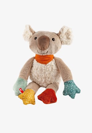 Giocattolo a forma di koala in peluche con pelliccia beige, petto bianco soffice, sciarpa arancione al collo e mani e piedi con motivi diversi in tessuto morbido.