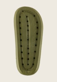 Semelle de chaussure en caoutchouc verte avec un motif de bande en zigzag, des perforations pour la ventilation et des marquages en relief pour la référence de taille.