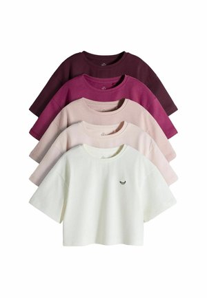 Fünf kurzärmelige Rundhals-T-Shirts gestapelt, Farben von vorne nach hinten: Weiß mit kleinem schwarzem Logo, Hellrosa, Beige, Magenta, Dunkelrot.