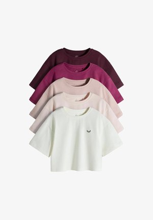 Fünf kurzärmelige Rundhals-T-Shirts gestapelt, Farben von vorne nach hinten: Weiß mit kleinem schwarzem Logo, Hellrosa, Beige, Magenta, Dunkelrot.