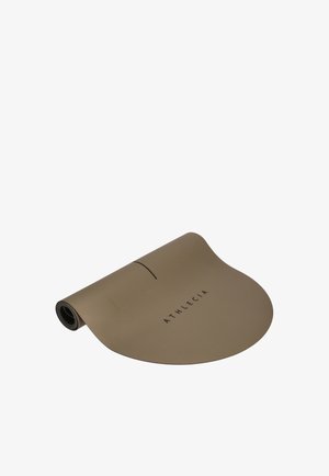 Tapis de fitness ou de yoga marron roulé avec un bord noir et le mot « ATHLECIA » imprimé en noir sur la surface.