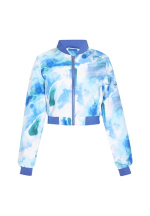 Rövidített dzseki kék akvarell mintával, cipzáras elülső résszel, bordázott mandzsettákkal és gallérral. Simogató, könnyű anyagból készült.