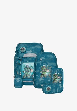Set di zaini in camouflage teal composto da tre articoli: una borsa grande con una grafica, una borsa più piccola e un astuccio con un dettaglio tondo.