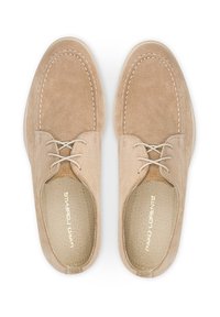 Beżowe zamszowe buty z okrągłym noskiem, dwoma parami oczek na sznurowadła i kontrastującymi detalami ściegów. Płaska podeszwa i teksturowana wkładka.