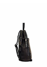 Mochila de cuero marrón con cremalleras dobles, un acabado texturizado y acentos gráficos. Cuenta con un asa en la parte superior y correas de hombro ajustables.