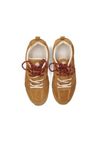 Sneaker in suede color marrone chiaro con lacci bianchi e bordeaux. Forma arrotondata, colletto imbottito e dettagli di cucitura a contrasto.
