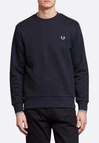 Felpa blu navy realizzata in tessuto di cotone, presenta un collo a giro, polsini e orlo a costine, con un piccolo logo ricamato sul petto.