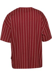 Camicia corta bordeaux a maniche corte con strisce verticali bianche. Presenta una vestibilità rilassata e spacchi laterali per un comfort aggiuntivo. Tessuto in cotone morbido.