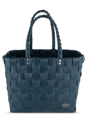 Geflochtener dunkelblauer Plastik-Einkaufsbeutel mit zwei geflochtenen Tragegriffen, silberfarbigen Beschlägen und rechteckiger Form mit einem strukturierten Muster.