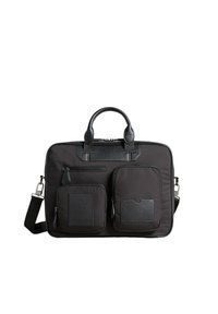 Sort laptop taske i syntetisk materiale, med dobbel top-håndtag, justerbar rem, forlommer og teksturerede detaljer.