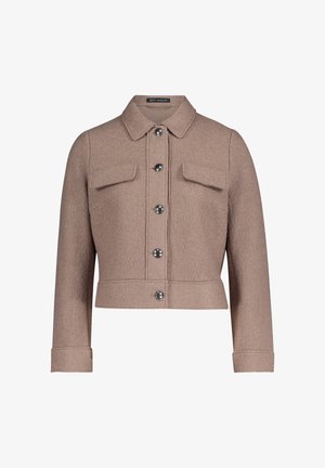 Skórzana beżowa kurtka o kroju, wykonana z teksturowanej tkaniny, z kołnierzykiem, dwoma przednimi kieszeniami i pięcioma ciemnymi guzikami do zapięcia.