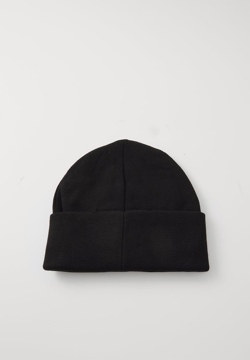 Czarna dzianinowa czapka beanie z podwinięciem. Wykonana z miękkiego materiału, posiadająca gładką strukturę i prosty, zaokrąglony kształt.