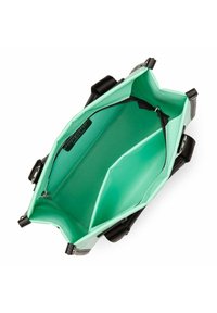 Vue intérieure d'un sac avec une doublure vert menthe, doté de quincaillerie noire et de deux compartiments séparés, l'un avec une fermeture éclair.