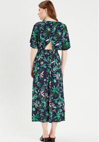 Maxikleid mit Blumenmuster in Marineblau mit grünen und rosa Motiven, aus leichtem Stoff, kurzen Ärmeln, Cut-out am Rücken und elastischem Bund.