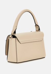 Sac à main en simili cuir beige avec une forme structurée, une poignée courbée, des finitions en doré et un système de fermeture par rabat. Détails de surpiqûres le long des bords.