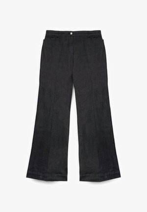 Pantaloni ampi grigio scuro, con una texture liscia, tasche frontali e un singolo bottone in vita. Design classico con cuciture dritte.