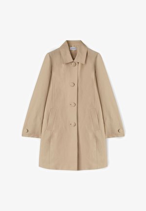 Beige knielange jas met kraag, vier grote knoppen aan de voorkant, twee zijzakken en manchetten met knopen, plat liggend op een witte achtergrond.