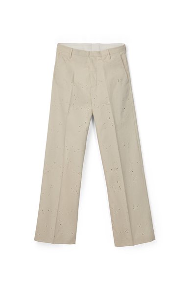 Pantalones beige de pierna recta con cintura alta, trabillas para cinturón, bolsillos laterales y un pequeño patrón disperso de manchas negras.