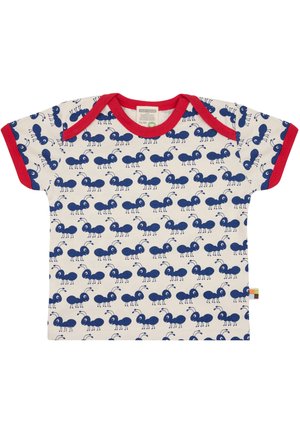 Kurzes Kinder-T-Shirt aus weicher Baumwolle, mit einem cremefarbenen Hintergrund, der wiederholt blaue Ameisenmuster zeigt, und roten Akzenten an Halsauschnitt und Ärmeln.