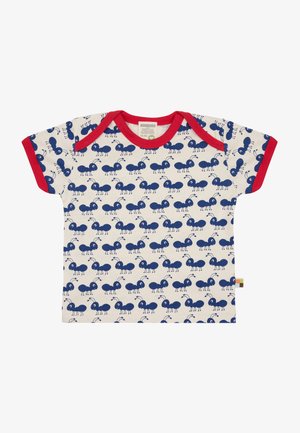 Korte mouwen kinder t-shirt van zacht katoen, met een crèmekleurige achtergrond waarop herhaaldelijk blauwe mierenpatronen zijn afgebeeld en met rode biezen op de halslijn en mouwen.